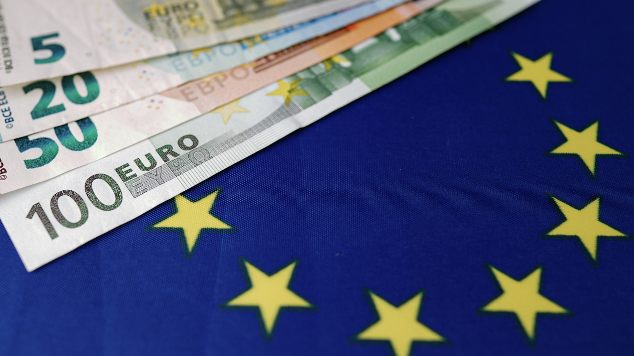 Europe Debt Crisis Fears Rise as War Hits Budgets