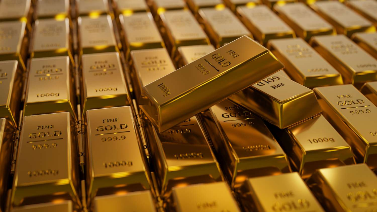 Gold Futures Fall as Oil Surge Pressures Fed Outlook