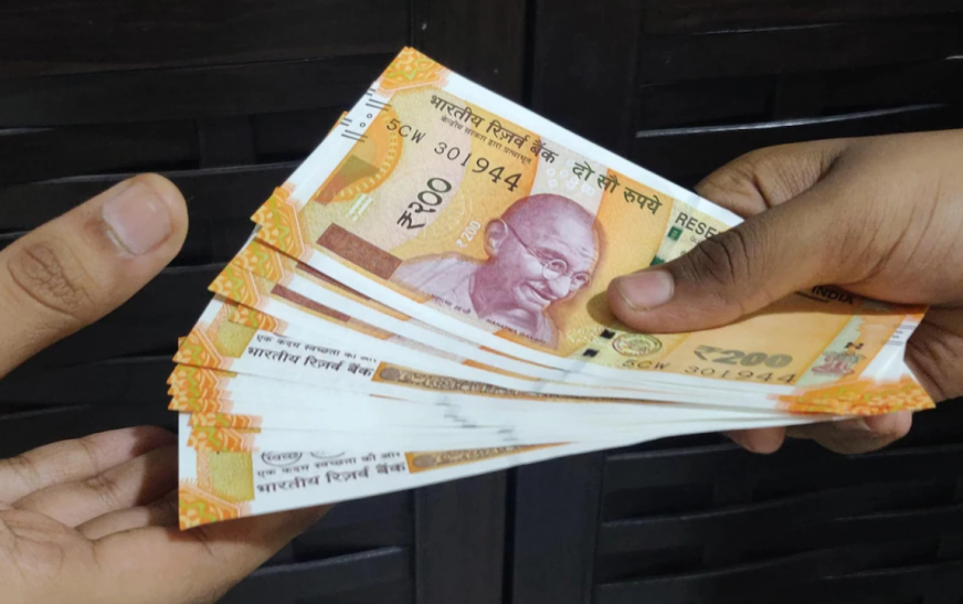 Indian Rupee Falls as Oil Prices Pressure Forex Market