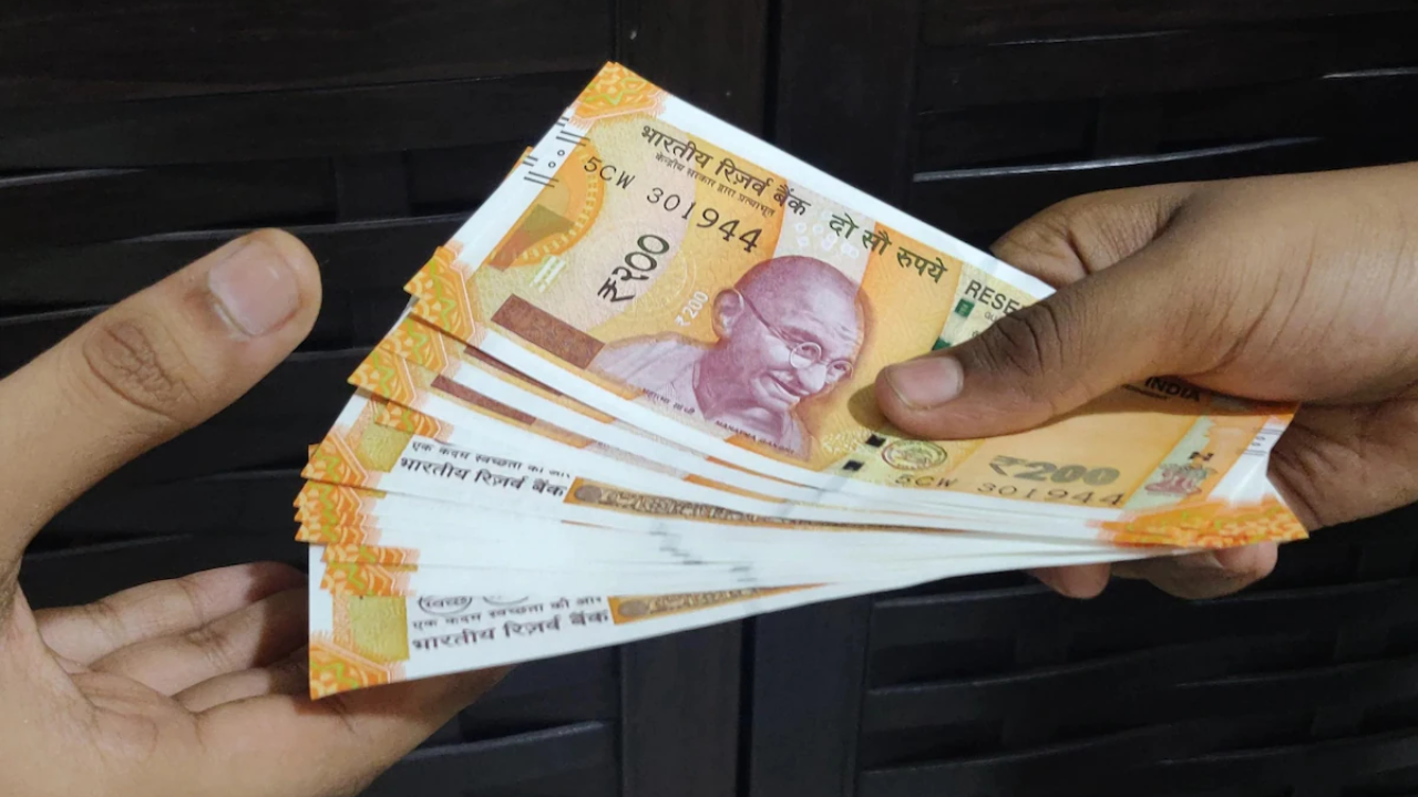 Indian Rupee Falls as Oil Prices Pressure Forex Market