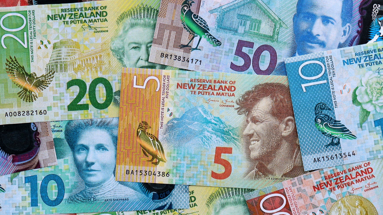 New Zealand Dollar Falls as Forex Risks Return