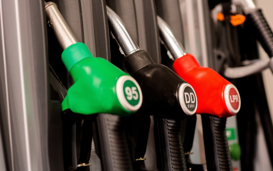 Gas prices forecast improves as crude oil falls
